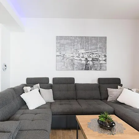 Holiday House Roza Villa